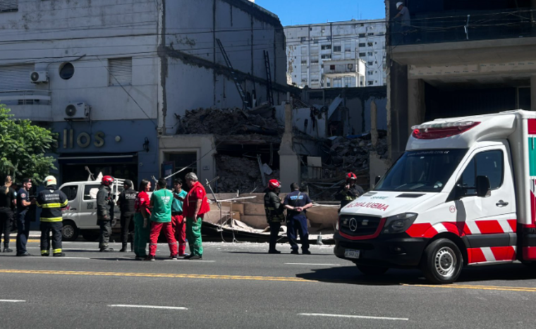 El derrumbe ocurrió sobre Avenida Libertador y Juramento.