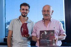 Joaquín Martínez y Alejandro Fargo Hace tres años, los hombres trabajan en un museo virtual de las jarras de pingüinos Foto: Analía Melnik/MDZ