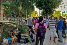 Cubanos hicieron filas en frente a bancos y casas de cambio ante el ultimátum del gobierno al dólar. Foto: AFP