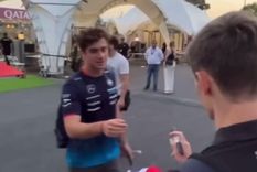 En el fragmento del video que se hizo viral, Franco Colapinto se niega a firmar una bandera británica ante el pedido de un fan. Foto: Captura de video