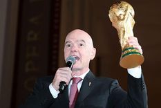 El presidente de la FIFA, Gianni Infantino, con el trofeo de 2026.