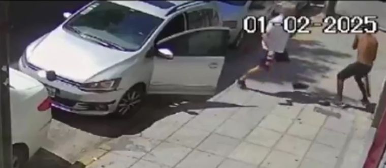 El hecho quedó registrado por las cámaras de seguridad de la zona.  Foto: Captura de video