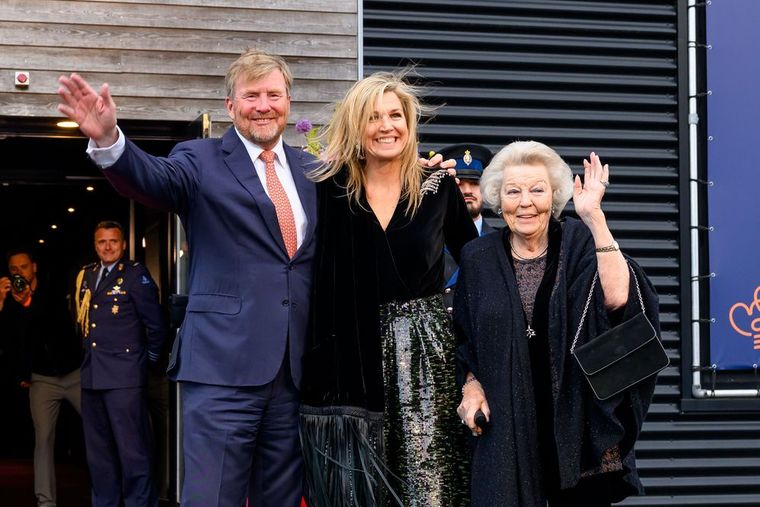 La joya que elevó su look negro. La joya que elevó su look negro.