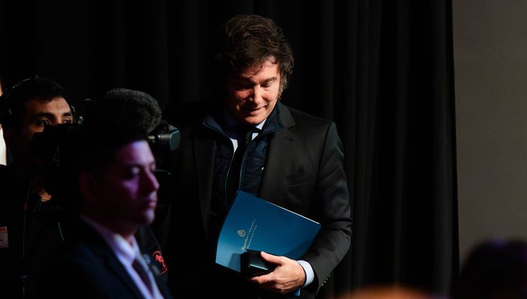 Javier Milei y el dilema de continuar con el cepo. Foto: Santiago Tagua/MDZ