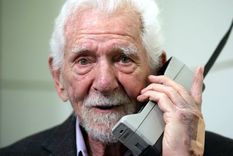 Marty Cooper Motorola Marty Cooper y el primer teléfono móvil de la historia. Foto: MotorolaInc. Marty Cooper Motorola Marty Cooper y el primer teléfono móvil de la historia. Foto: MotorolaInc.