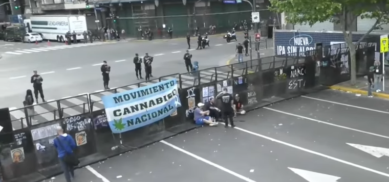 La insólita bandera que apareció en la marcha de jubilados.