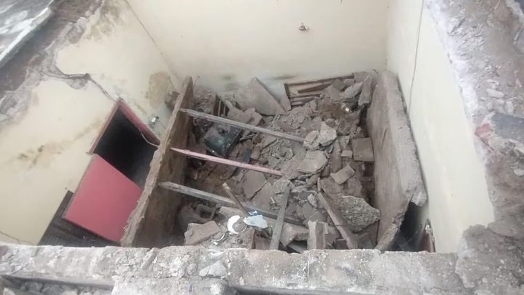 El techo de la habitación de la mujer habría sido el primero en colapsar Foto: GENTILEZA EL DOCE TV