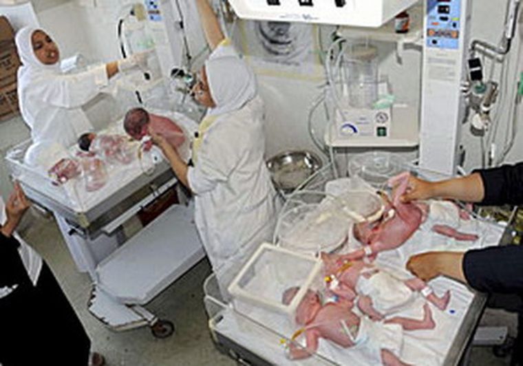 La mujer —madre de tres hijas— había tomado fármacos para estimular la ovulación con el fin de tener un hijo varón. Foto: AP