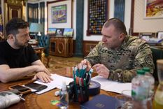 El presidente ucraniano, Volodymyr Zelensky, habla con el jefe del Servicio de Seguridad de Ucrania, Vasyl Maliuk, tras la operación contra las bases aéreas rusas.