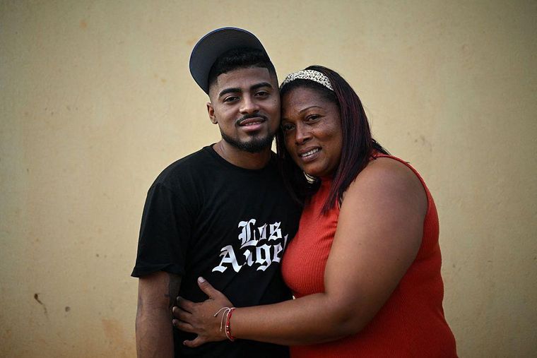 Edwuar Hernández junto a su madre, tras ser liberado del Cecot, desde Los Pescadores, en el estado Zulia en Venezuela.