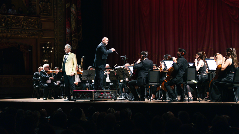 El reconocido artista Andrea Bocelli se presentó por primera vez en el Teatro Colón.