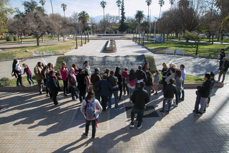 Durante el mes de mayo, la Ciudad fomentó una propuesta para conocer y profundizar en su historia a través de los Free Walking Tour, que recorrían las calles del microcentro mendocino. Durante el mes de mayo, la Ciudad fomentó una propuesta para conocer y profundizar en su historia a través de los Free Walking Tour, que recorrían las calles del microcentro mendocino.