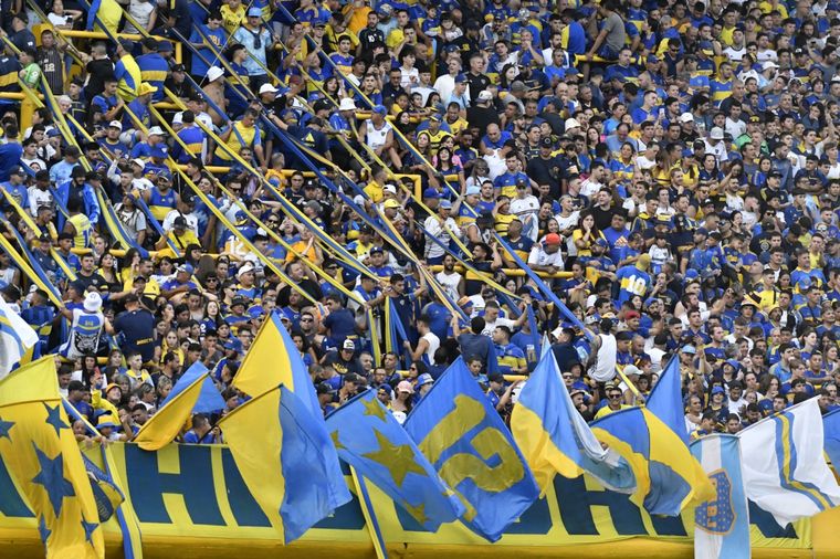 La Bombonera se expresó con banderas y canciones en apoyo al pedido de justicia por Diego. Foto: FoboBaires