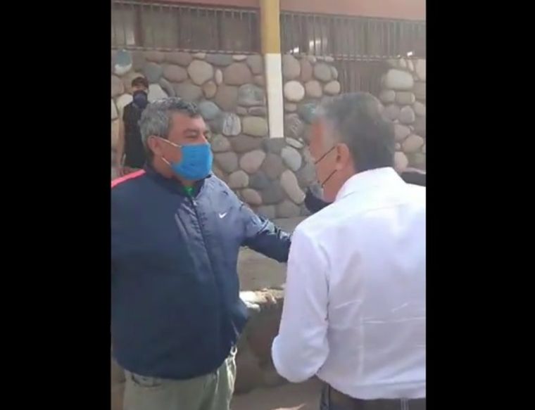 Alfredo Cornejo fue increpado por un votante