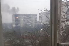 Un edificio en llamas, visto desde el apartamento de un residente de Mariúpol que habló con la BBC.