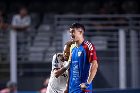 Mottes se dio el lujo de enfrentar a Neymar y hasta vivió un momento muy particular. Mottes se dio el lujo de enfrentar a Neymar y hasta vivió un momento muy particular.