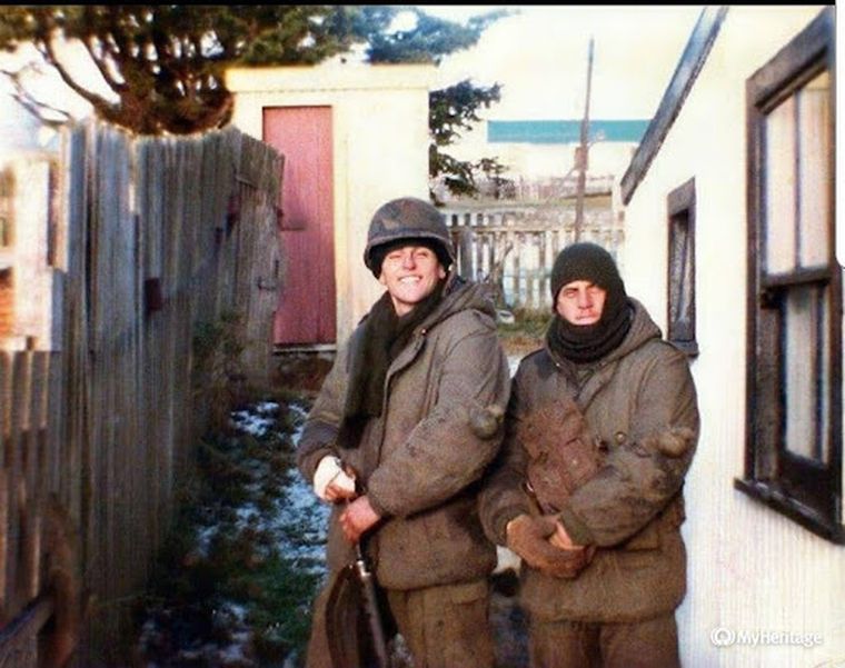 Puerto Argentino, 14 de junio de 1982. El soldado Daniel Britos sonriente con un Vilgré Lamadrid frustrado por el cese del fuego. El tiempo le daría otra perspectiva sobre lo ocurrido. Puerto Argentino, 14 de junio de 1982. El soldado Daniel Britos sonriente con un Vilgré Lamadrid frustrado por el cese del fuego. El tiempo le daría otra perspectiva sobre lo ocurrido.