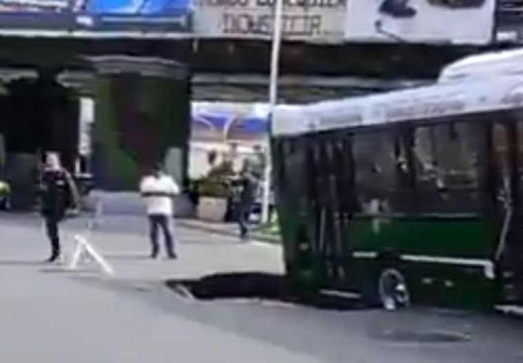 El hecho ocurrió en la avenida Yrigoyen al 400.  Foto: Captura de video