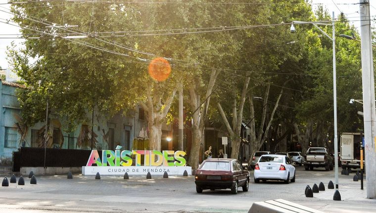 La idea es que la estética de la calle Sarmiento sea similar a la de la calle Arístides. La idea es que la estética de la calle Sarmiento sea similar a la de la calle Arístides.