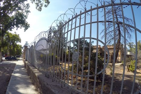 El recuerdo de la antigua mansión Notti-Cantú y el viejo Ford que aún duerme en el garage. Foto: ALF PONCE MERCADO / MDZ El recuerdo de la antigua mansión Notti-Cantú y el viejo Ford que aún duerme en el garage. Foto: ALF PONCE MERCADO / MDZ