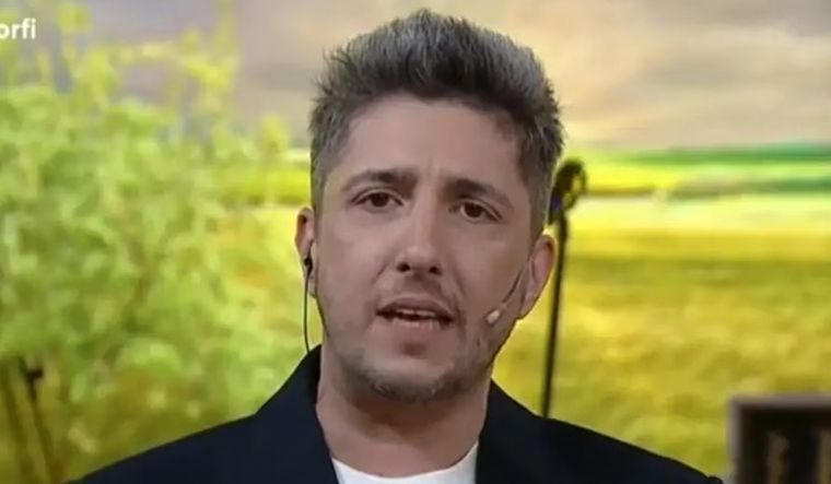 Jey Mammon se comunicó con una periodista del programa Socios del Espectáculo, y le contó cómo son sus días en Madrid Foto: Captura TV