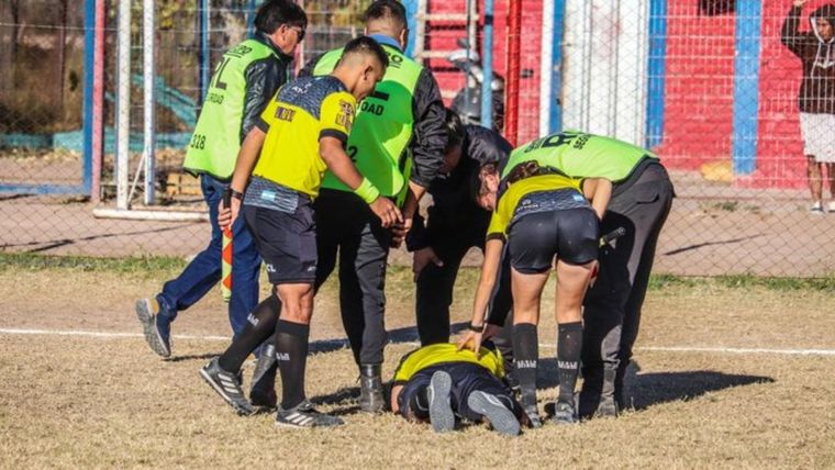 Gonzalo Benelvaz es atendido tras ser agredido por un jugador de Guaymallén. Foto: Foto: Instagram @emamaza_