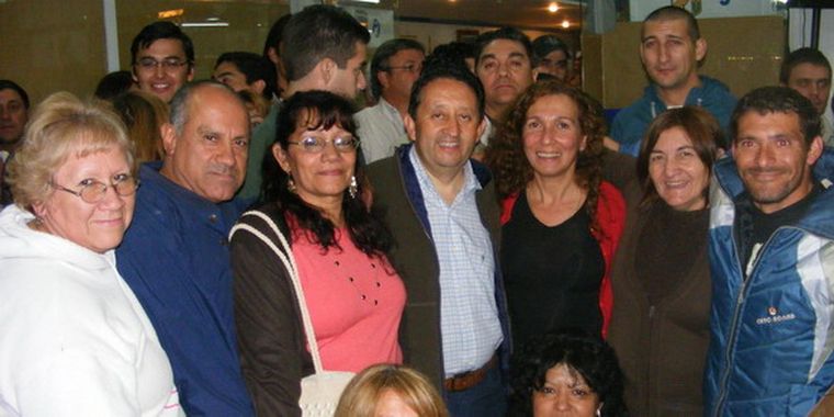 Jaque festeja junto a los compañeros de Tunuyán.