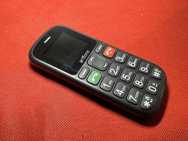 El Artfone Gsm combina un botón físico SOS de emergencia en la parte trasera con teclas grandes y sonido amplificado. El Artfone Gsm combina un botón físico SOS de emergencia en la parte trasera con teclas grandes y sonido amplificado.