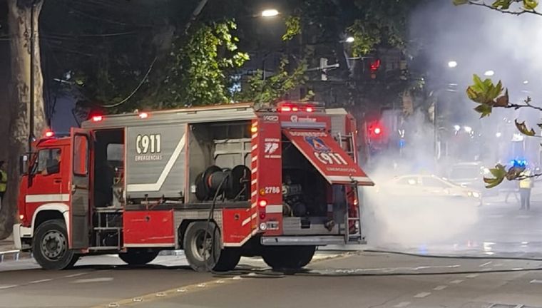 Bomberos trabajaron para sofocar el incendio del vehículo. &nbsp;