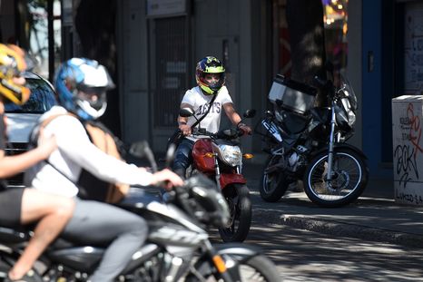 Por la crisis de los últimos años, las ventas de motos ganan espacio y desplazan a las de autos como solución más buscada para moverse en las ciudades. Foto: Rodrigo DAngelo / MDZ