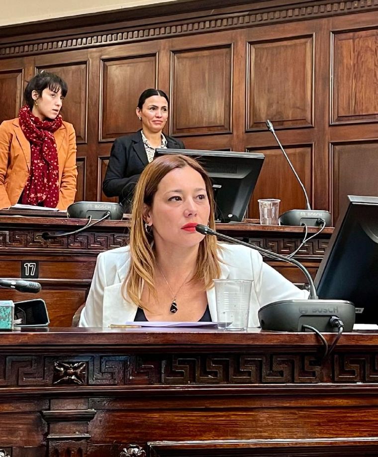 La senadora Adriana Cano. La senadora Adriana Cano.