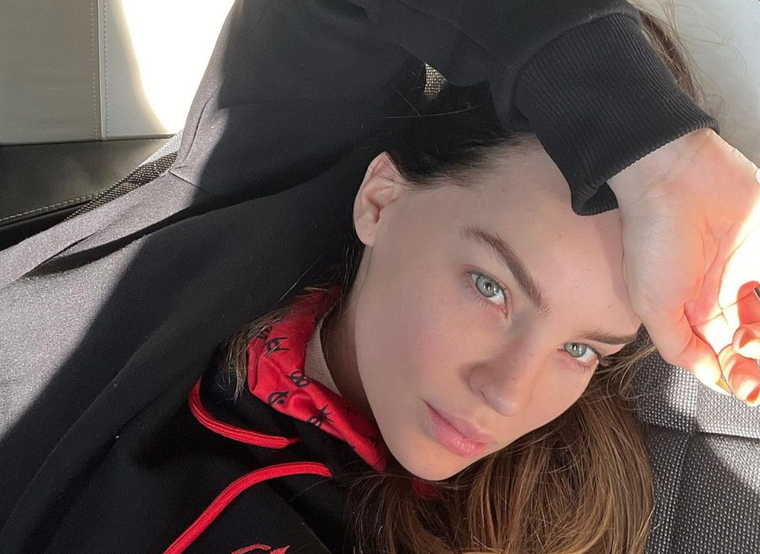 Belinda no solo inspira con sus peinados, sino también con sus diversos y divertidos looks. Foto: Instagram @belindapop