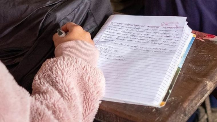 De los 273 miembros de la etnia kusunda, solo una de ellas lo habla de modo fluido. Ahora tratan de revertir eso en una pequeña escuela. Foto: BBC EILEEN MCDOUGALL