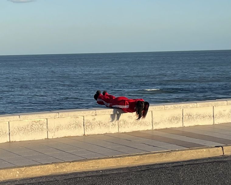 Su performance consiste en adoptar posturas rígidas. Su performance consiste en adoptar posturas rígidas.