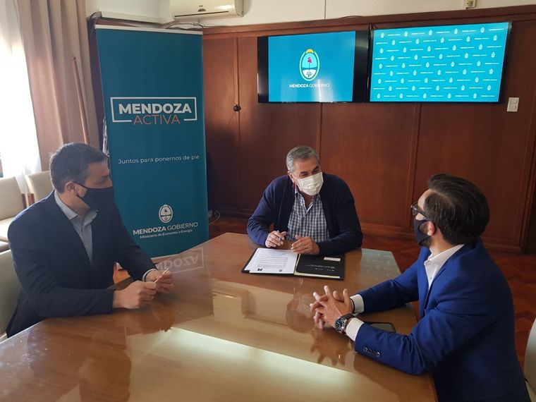 El momento de la firma del convenio.