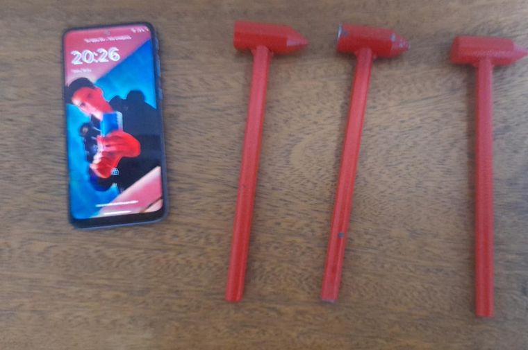 El celular recuperado y los tres martillos utilizados Foto: Ministerio de Seguridad