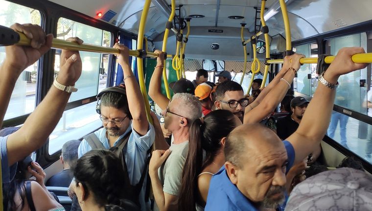 En horarios pico, la demanda es altísima y los micros van colapsados. En otros horarios, las unidades viajan casi vacías. Foto: NA