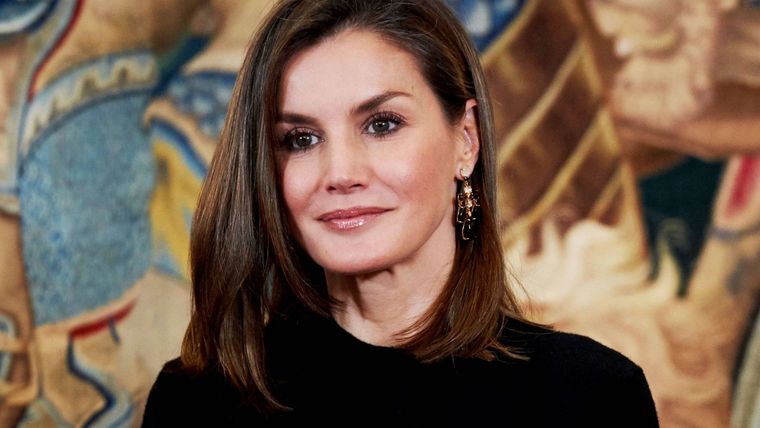 Reina Letizia Foto: https://images.ecestaticos.com/Ku9vTz7mKgwFMdaLjWIMCnVN9B8=/43x0:2237x1231/1600x900/filters:fill(white):format(jpg)/f.elconfidencial.com%2Foriginal%2F3bd%2Fa75%2F87f%2F3bda7587f6cdf7ac1c672e187dd02f92.jpg