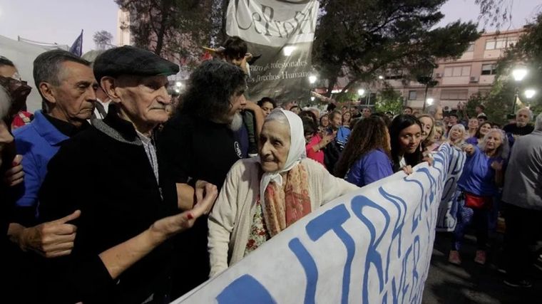 Oscar Ragni junto a su esposa en una manifestación de Madres de Plaza de Mayo Foto: X