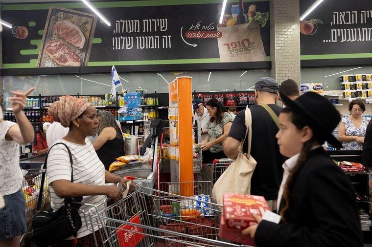 Un supermercado en Tel Aviv, Israel, el viernes. La población se preparaba para las represalias de Irán tras una serie de ataques aéreos israelíes contra instalaciones militares.