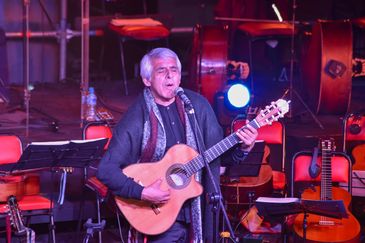 Peteco Carabajal emocionó e hizo bailar al Julio Le Parc en la Gala Patriótica de Guaymallén Peteco Carabajal emocionó e hizo bailar al Julio Le Parc en la Gala Patriótica de Guaymallén