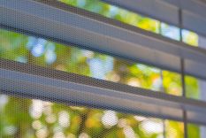 Verano más cómodo gracias a la cortina mosquitera magnética. Foto: Shutterstock