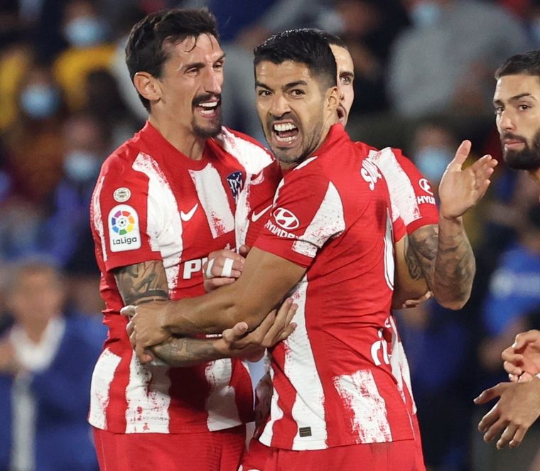 Lucho Suárez dio vuelta el partido Foto: EFE