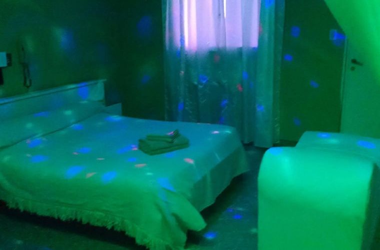 Una de las habitaciones del hotel alojamiento de Necochea donde se investiga la muerte de un hombre de 40 años.&nbsp; &nbsp;