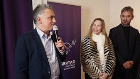 Pareja observado por las autoridades nacionales de LLA Karina Milei y Martín Menem en la presentación de LLA Bonaerense