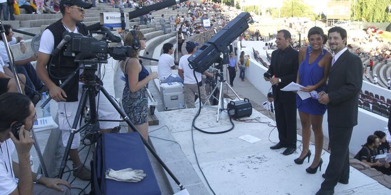 Los medios televisivos durante la previa de la elección de la reina. Foto: Pachy Reynoso/MDZ