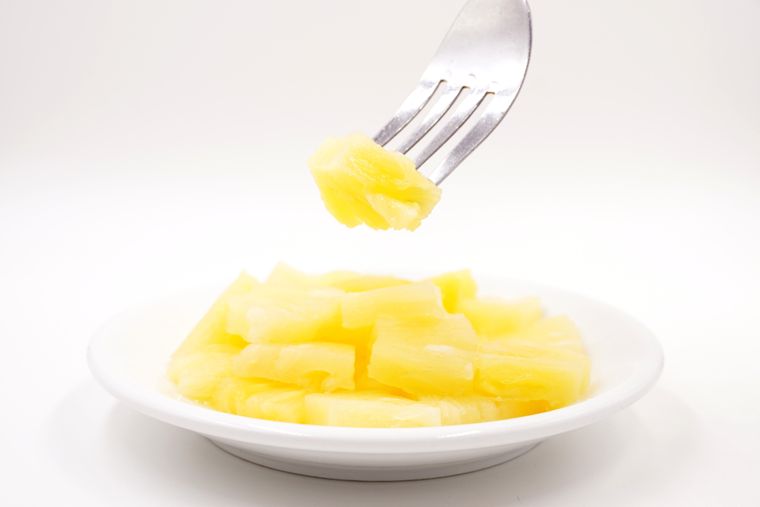 Una receta de piña en almíbar casera puede llevar especias como canela o clavo para un toque más aromático. Una receta de piña en almíbar casera puede llevar especias como canela o clavo para un toque más aromático.