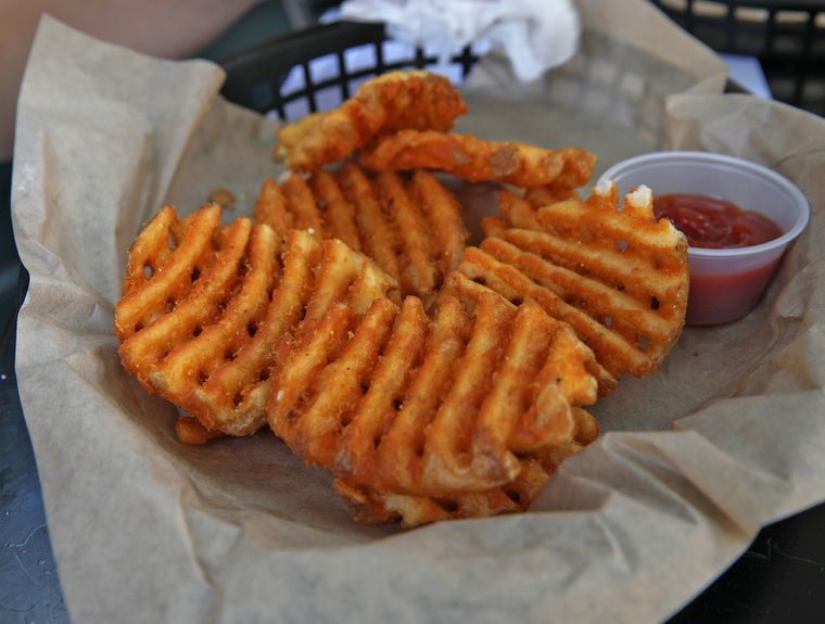 En la receta de waffles de papa se pueden usar papas ralladas crudas o cocidas. En la receta de waffles de papa se pueden usar papas ralladas crudas o cocidas.