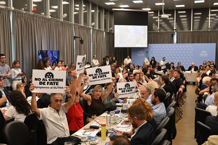 Legisladores de la izquierda dicen no al cierre de Fate en medio del Plenario en Diputados para emitir dictamen de reforma laboral. Legisladores de la izquierda dicen no al cierre de Fate en medio del Plenario en Diputados para emitir dictamen de reforma laboral.