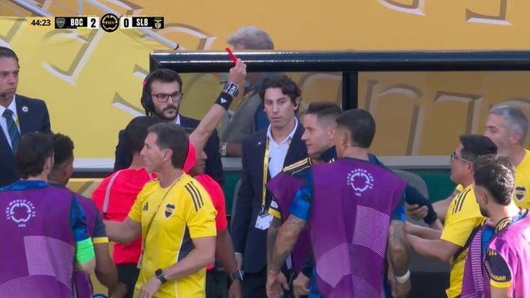 El momento de la insólita expulsión de Ander Herrera tras salir lesionado y estando en el banco de suplentes. Foto: captura de TV. 